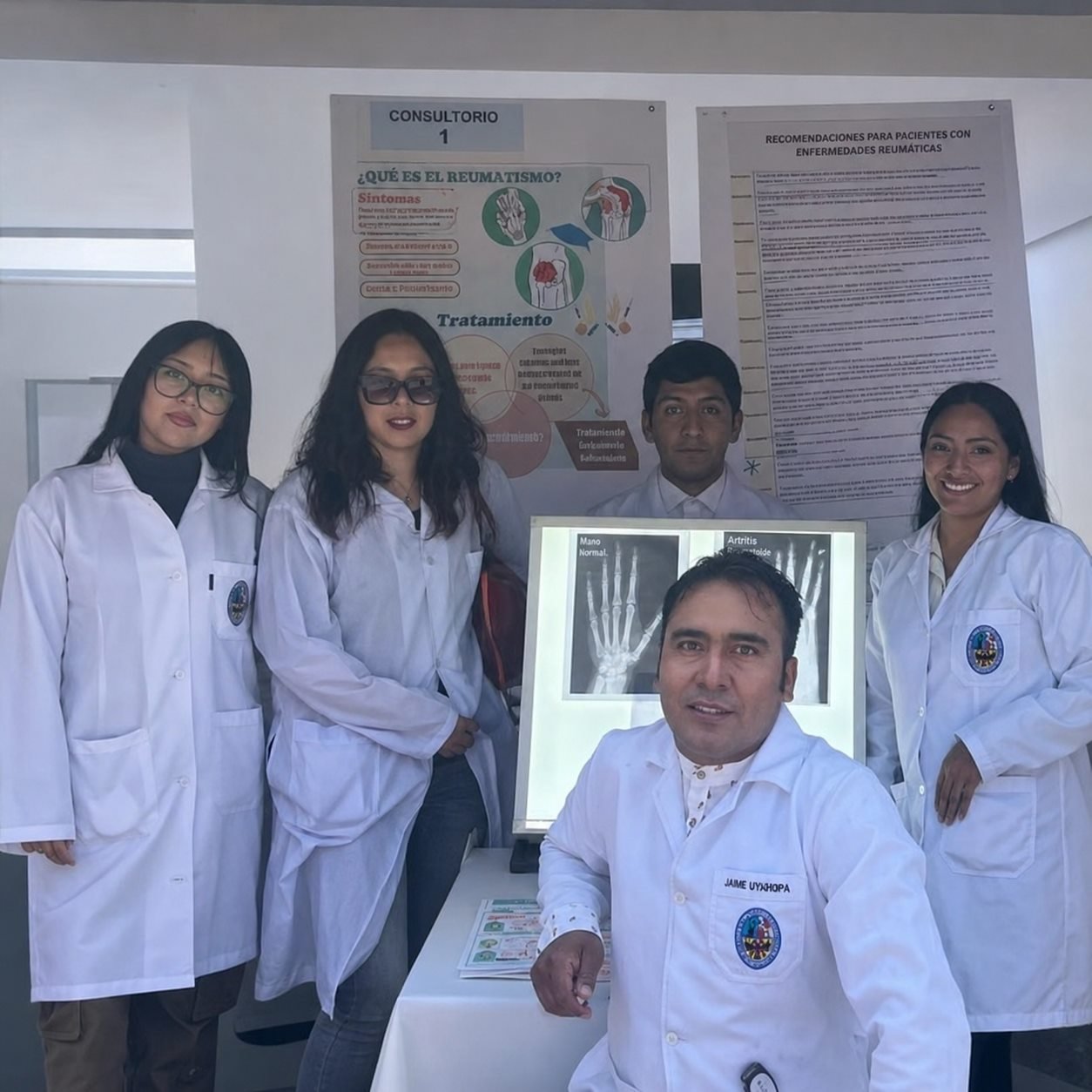 Equipo medico de Clinica Camino Real en actividad de orientacion reumatologica